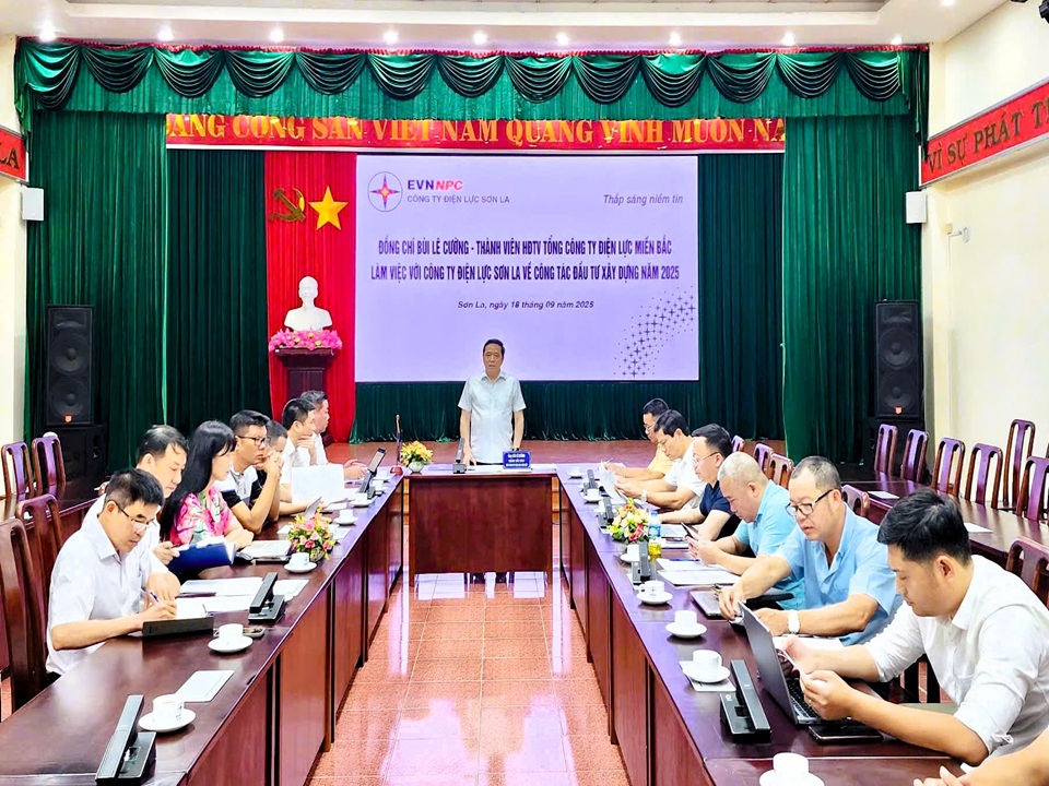 EVNNPC làm việc với Công ty Điện lực Sơn La về công tác đầu tư xây dựng năm 2025